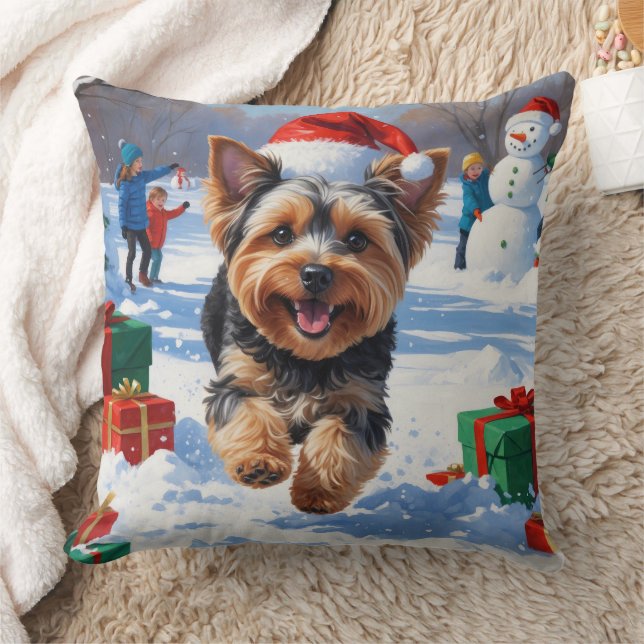 Coussin Yorkipoo courant dans la neige avec un chapeau de  (Couverture)