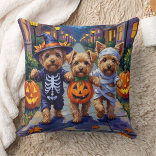 Coussin Yorkipoo Trick-or-Treating en costumes d'Halloween