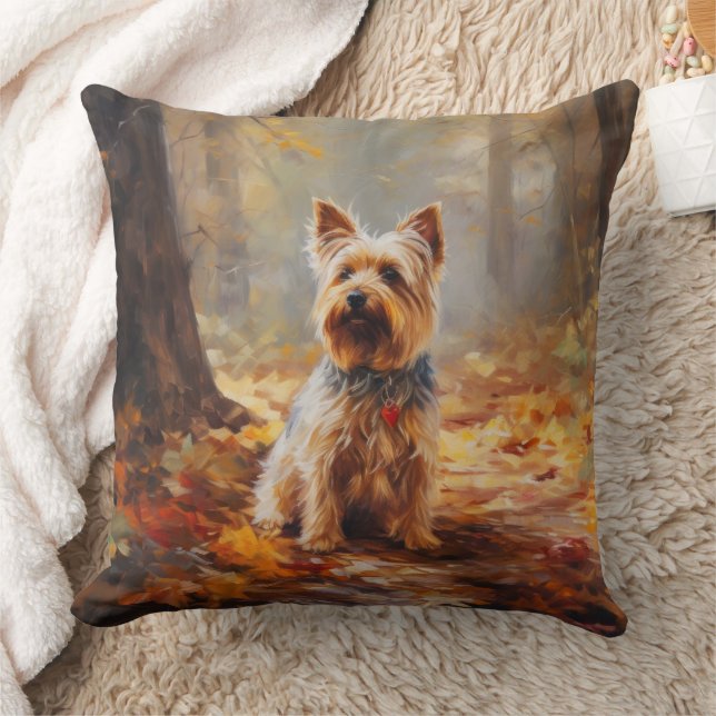 Coussin Yorkshire Terrier en automne, les feuilles tombées (Couverture)
