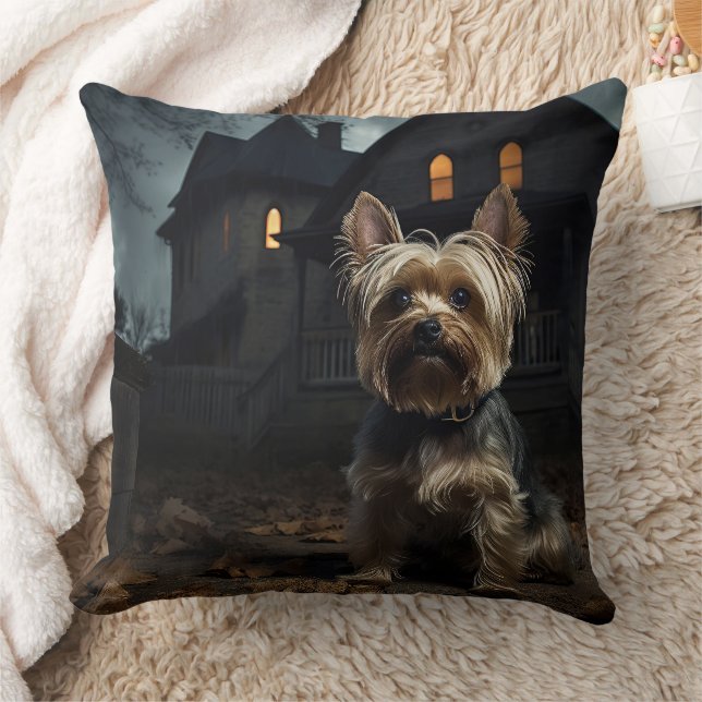 Coussin Yorkshire Terrier Halloween effrayant (Couverture)