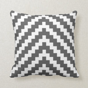 Coussin Zigzag aztèque dans le charbon de bois et le blan