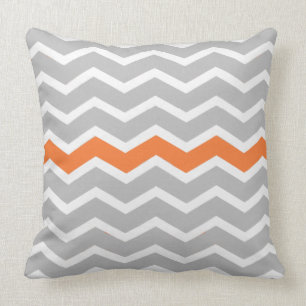Coussin Zigzag gris et blanc de Chevron à l'accent orange