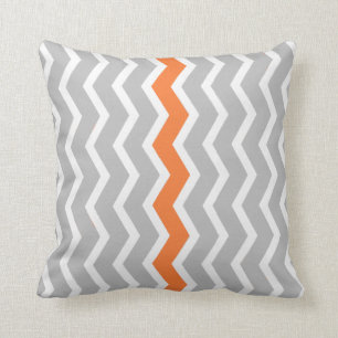 Coussin Zigzag gris et blanc de Chevron avec la rayure