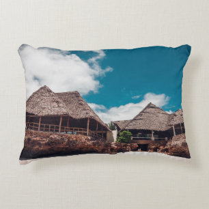 Coussins Décoratifs Ancien bungalow tropical en bois sur la plage, un