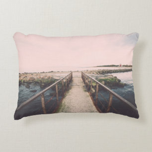 Coussins Décoratifs Ancien pont avec rails en métal rouillé près du po