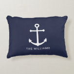 Coussins Décoratifs Ancre blanche marine et nom personnalisé sur bleu<br><div class="desc">Coussin moderne minimaliste d'accentuation nautique avec ancrage blanc avec nom personnalisé en blanc moderne sans serif style police sur arrière - plan bleu marine.

Parfait aussi bien pour le décor de maison de plage,  cadeau de ménage et plus encore.</div>
