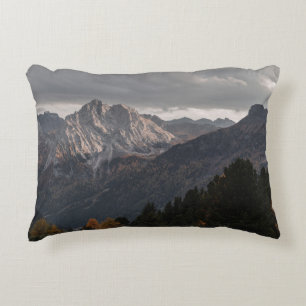 COUSSINS DÉCORATIFS ARBRES SUR LES MONTAGNES SOUS LE CIEL GRIS
