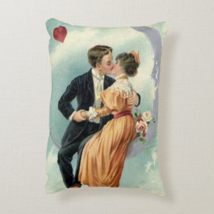 Coussins Décoratifs Baiser victorien vintage sur une lune de croissant