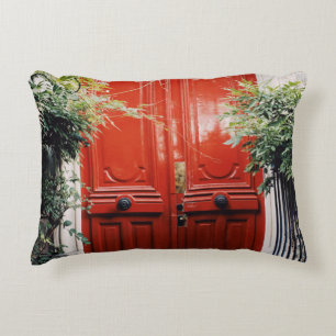 COUSSINS DÉCORATIFS BÂTIMENT BLANC MONTRANT FERMÉ PORTE EN BOIS ROUGE