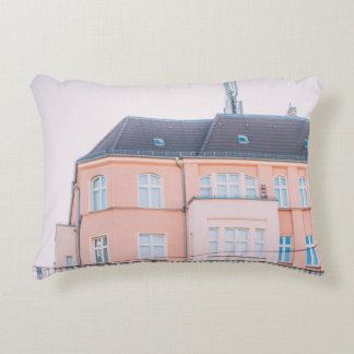 COUSSINS DÉCORATIFS BÂTIMENT EN BÉTON ORANGE ET BLANC