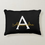 Coussins Décoratifs Black Gold Modern Script Girl Monogramme Nom<br><div class="desc">Nom du monogramme de script noir et or et Coussin initial. La coussin fait le cadeau parfait pour 16 ans,  mariage,  douche nuptiale,  baby shower ou bachelorette pour quelqu'un décorant sa chambre en or rose.</div>