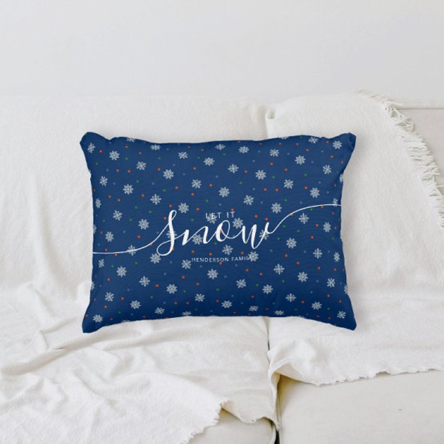 Coussins Décoratifs Bleu élégant Laisser neiger personnalisé (Personalized snowflake custom family name Let it snow blue pillow for holiday home decor)
