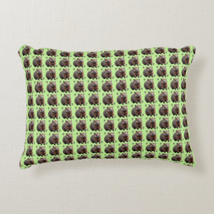 Coussins Décoratifs Brickwork Burrow : Une toile verte de Wombat,