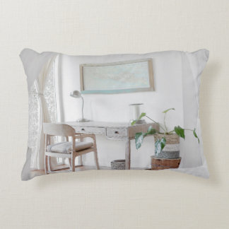 COUSSINS DÉCORATIFS BUREAU VIDE PRÈS DU RIDEAU