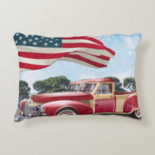Coussins Décoratifs Camion rouge vintage avec drapeau américain.