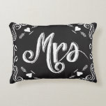 Coussins Décoratifs Chalkboard Mme 2e Anniversaire Mariage<br><div class="desc">Bistrot noir et blanc Style Chalet esthétique Texture Mme Sweetheart Mariage Anniversaire Coussin ou chaise d'épouse à la réception ou 1er cadeau de Noël, Le 2e anniversaire de Mariage est l'anniversaire du coton. Le coton symbolise la croissance naturelle de toute l'adaptabilité, la polyvalence et la pureté (lorsqu'ils sont cultivés comme...</div>