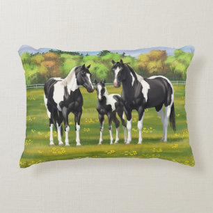 Coussins Décoratifs Chevaux De Peinture De Pinto Noir En Pâturage Été
