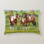 Coussins Décoratifs Chevaux Du Quartier De Peinture De Baie Pinto En P<br><div class="desc">Une famille de chevaux de la baie peint dans les pâturages d'été.</div>