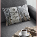 Coussins Décoratifs Country Rustic Carved<br><div class="desc">L'art rustique du pays personnalisé conception de coeur sculpté sur l'avant et l'arrière comprend un arbre à écorce de bouleau imprimé avec un coeur sculpté que vous pouvez customiser en ajoutant vos noms et en dessous, vous pouvez ajouter votre date mariage ou une date spéciale. Cela ferait un cadeau wedding...</div>