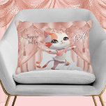 Coussins Décoratifs Cute Tap Dancing Tabby Chat Monogramme Personnalis<br><div class="desc">Quelque chose de spécial pour la dame de votre vie qui pourrait apprécier d'avoir un adorable coussin d'accent "Tappin' Tabby" — mis dans un arrière - plan de scène glamour — avec un monogramme personnalisé. Prêt à danser et à aider à en faire une grande journée — ce coussin est...</div>