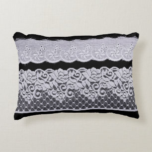 Coussins Décoratifs Dentelle blanche ornementale, arrière - plan noir