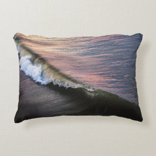 COUSSINS DÉCORATIFS DES VAGUES OCÉANIENNES CRASSENT SUR LE BORD PENDAN