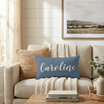 Coussins Décoratifs Écriture minimaliste personnalisée bleu poussiéreu<br><div class="desc">Ajoutez une touche personnelle à votre espace avec cet élégant coussin personnalisé au nom. Avec son fond bleu doux et sa typographie script stylée, ce coussin est parfait pour les chambres, les salons, les dortoirs ou les nurseries. Un cadeau attentionné et unique pour les anniversaires, les pendaisons de crémaillère ou...</div>