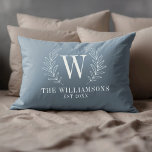 Coussins Décoratifs Élégant Monogramme Dusty Blue Nom de famille<br><div class="desc">Cet oreiller bleu et blanc est décoré d'un monogramme feuille de laurier et de votre nom et date mariage. Un ajout cosy à votre décor maison. C'est un grand moment pour les mariages et les anniversaires. Personnalisez-le avec votre date initiale, nom et mariage. Vient dans une variété de couleurs. Conçu...</div>