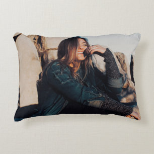 Coussins Décoratifs Femme assise et souriante portant un pantalon noir