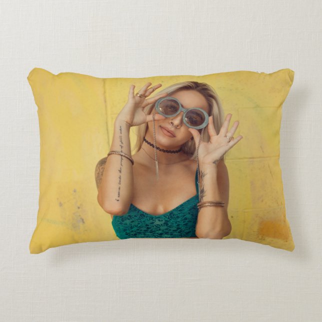 Coussins Décoratifs Femme en bralette bleue tenant des lunettes de sol (Devant)