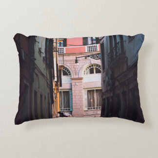 COUSSINS DÉCORATIFS FEMME EN CHEMISE BLANCHE ET PANNES NOIRES MARCHANT