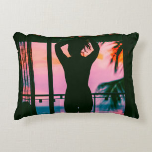 Coussins Décoratifs Femme en débardeur noir et pantalon debout sur le