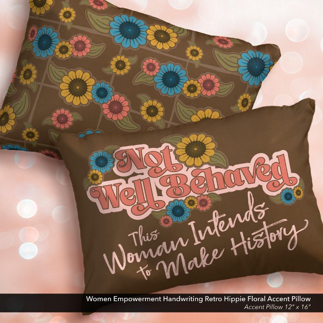 Coussins Décoratifs Femmes Autonomisation écriture rétro hippie floral (Not Well Behaved - Women's Empowerment Throw Pillow with a Hippie Floral Design.)