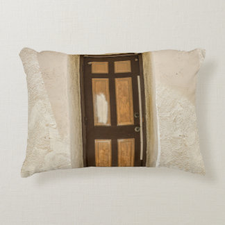 Coussins Décoratifs FENÊTRE EN BOIS Brown SUR MUR BLANC EN BÉTON
