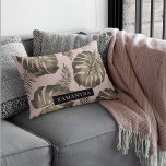 Coussins Décoratifs Feuille Tropical Pink & Gold Palm Motif et nom<br><div class="desc">Le Tropical Pink & Gold Palm Feuille motif est décoré dans un style exotique et dynamique inspiré de l'esthétique tropicale. Les couleurs se réfèrent aux tons rose et or, créant un aspect luxueux et élégant. Le motif est composé de feuilles de palmiers, taillés et orientés de façon variée, évoquant un...</div>