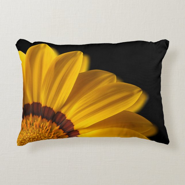 Coussins Décoratifs Fleur jaune sur arrière - plan noir (Devant)