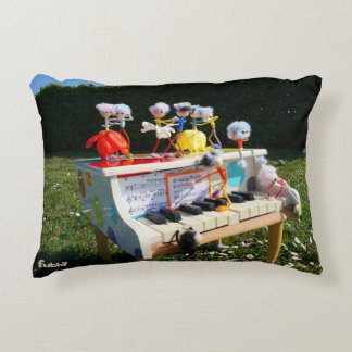 Coussins Décoratifs Fubby joue du piano, fait de la musique et danse.