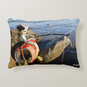 Coussins Décoratifs Fubby pêchant dans une boîte au bord de l'eau.