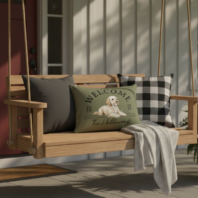 Coussins Décoratifs Golden Doodle Custom Nom de famille Bienvenue (Welcome guests to your home with this Golden Doodle Custom Family Name Welcome throw pillow!)