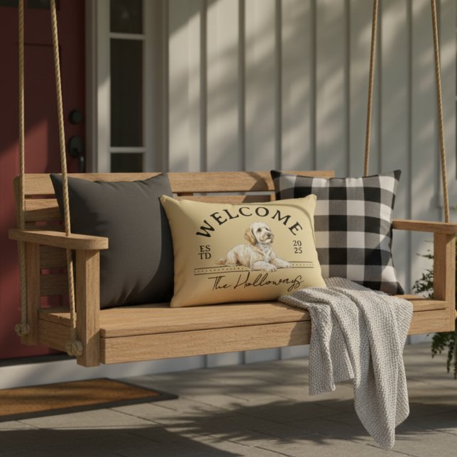 Coussins Décoratifs Golden Doodle Custom Nom de famille Bienvenue (Welcome guests to home with this Golden Doodle Custom Family Name Welcome Throw Pillow!)