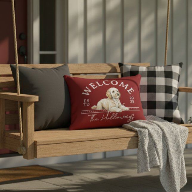 Coussins Décoratifs Golden Doodle Custom Nom de famille Bienvenue (Welcome guests to your home with this Golden Doodle Custom Family Name Welcome Throw Pillow!)