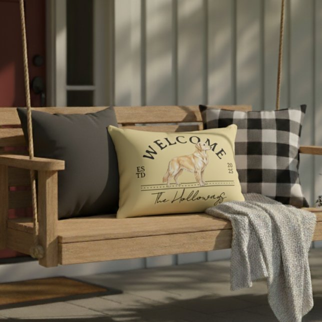Coussins Décoratifs Golden Retriever Custom Nom de famille Bienvenue (Welcome guests to your home with this Golden Retriever Custom Family Name Welcome Throw Pillow!)