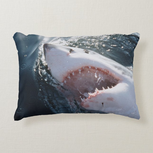 Coussins Décoratifs Grand requin blanc sur la mer (Devant)