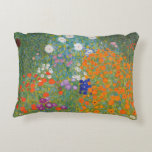 Coussins Décoratifs Gustav Klimt Fleur Jardin Cottage Nature<br><div class="desc">Un beau tableau de jardin - c'est un tableau classique de Gustav Klimt,  appelé Cottage Garden,  ou Bauergarten,  1907,  qui est un gros plan d'un jardin fleuri,  un tableau floral coloré.</div>