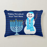 Coussins Décoratifs Hanoukka Juif Snowman Blue Menorah Holiday<br><div class="desc">Cet adorable coussin Hanoukka fera le bonheur de la chambre familiale ou des enfants exposés sur les lits. Les petits coussins d'accent font de la décoration pour les vacances une brise et font aussi de grands cadeaux personnalisés. Le joyeux bonhomme de neige et le symbole traditionnel de Menorah font un...</div>