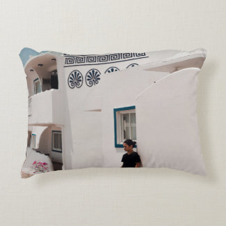 Coussins Décoratifs Homme penché sur la maison en béton