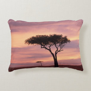 Coussins Décoratifs Image de la silhouette d'un arbre acacia au lever 