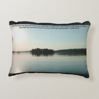 Coussins Décoratifs Lac paisible et arbres lointains avec écriture