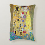 Coussins Décoratifs Le baiser de Gustav Klimt, Art Nouveau Vintage<br><div class="desc">Le Kiss (Der Kuss) (1907/08) de Gustav Klimt est probablement son oeuvre la plus célèbre. Klimt a commencé à y travailler en 1907 et c'est le point culminant de sa soi-disant "période d'or". The Kiss est une vintage peinture d'amour et d'amour de l'époque victorienne Symbolisme mettant en vedette un couple...</div>