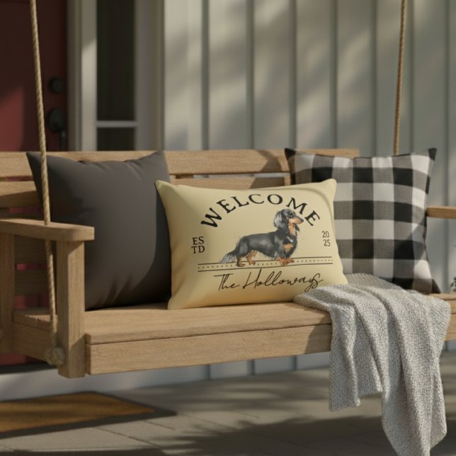 Coussins Décoratifs Longhair Dachshund Nom de famille personnalisé Bie (Welcome guests to your home with this Longhair Dachshund Custom Family Name Welcome Throw Pillow!)